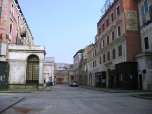I palazzi della scenografia di Gangs of New York, a Cinecittà, nel quartiere Tuscolano di Roma
