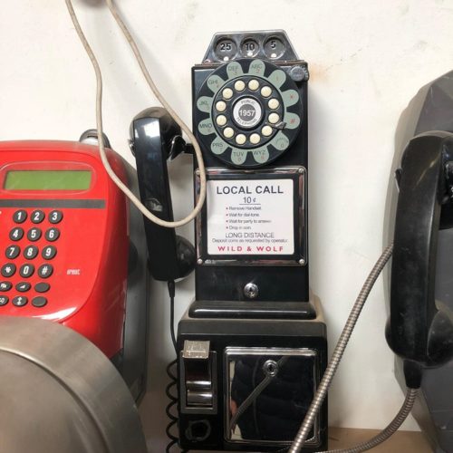 Telefono pubblico americano vintage