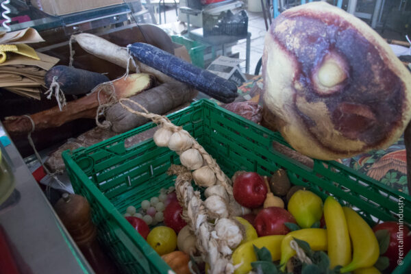 Salumi e frutta finta