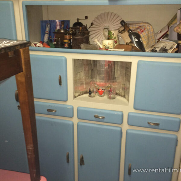 Credenza panna con cassetti e sportelli azzurri anni '50