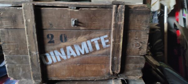 casse di legno con dinamite - immagine 3