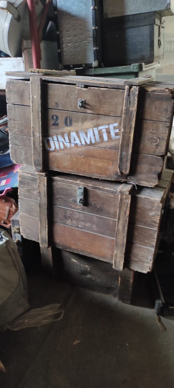 casse di legno con dinamite