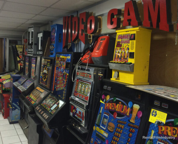 Ambiente sala giochi con oggetti vari