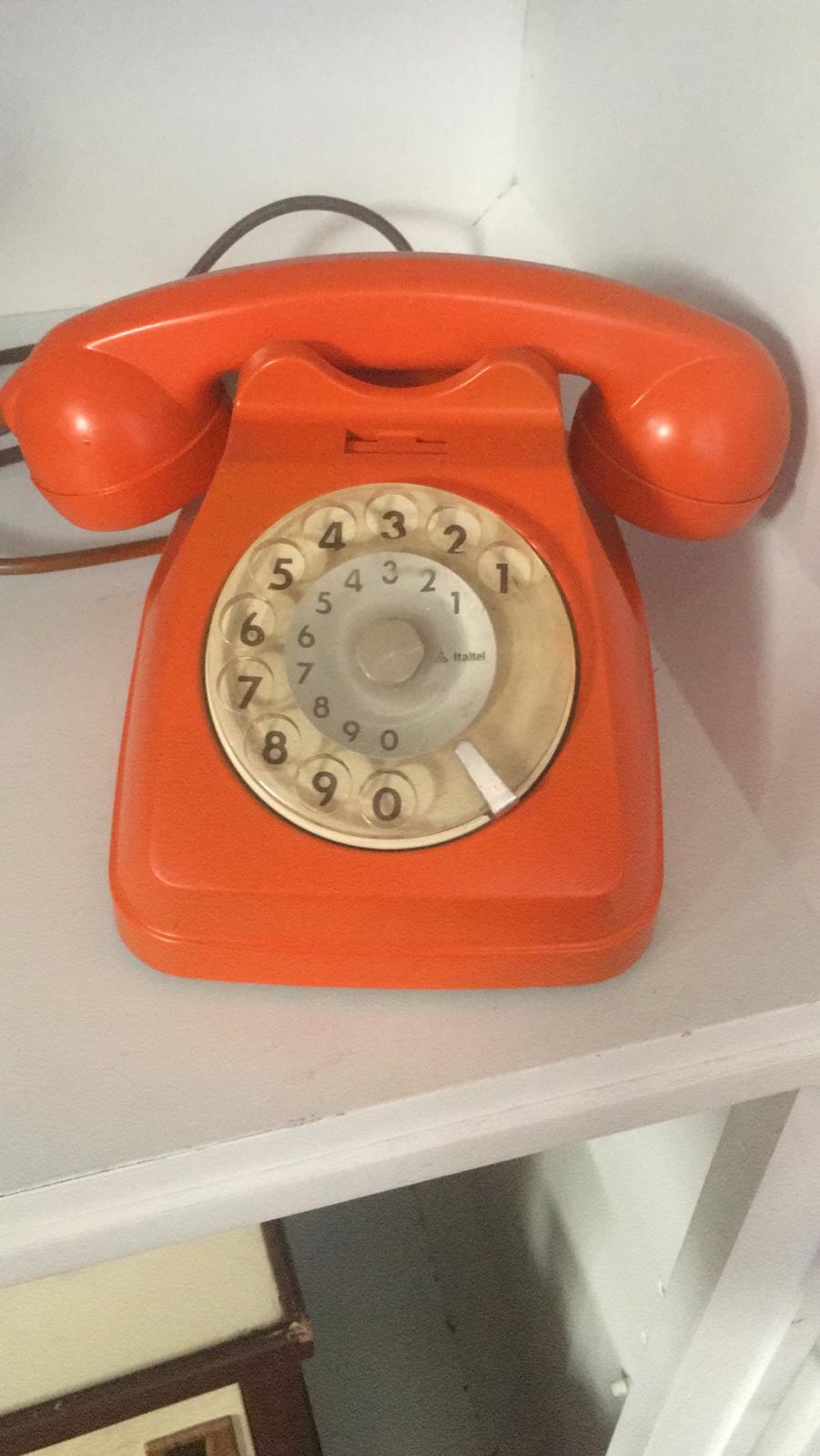 Telefono classico arancione anni '60 - Rental Film Industry