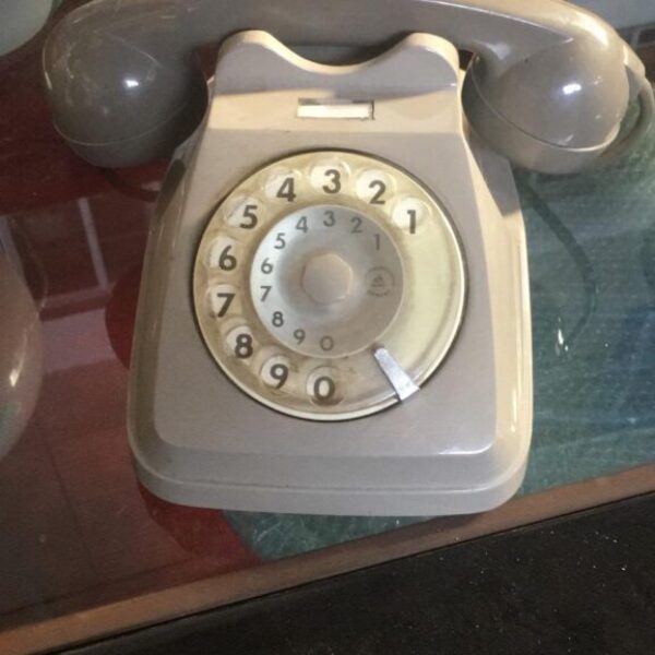 Telefono classico grigio anni '60